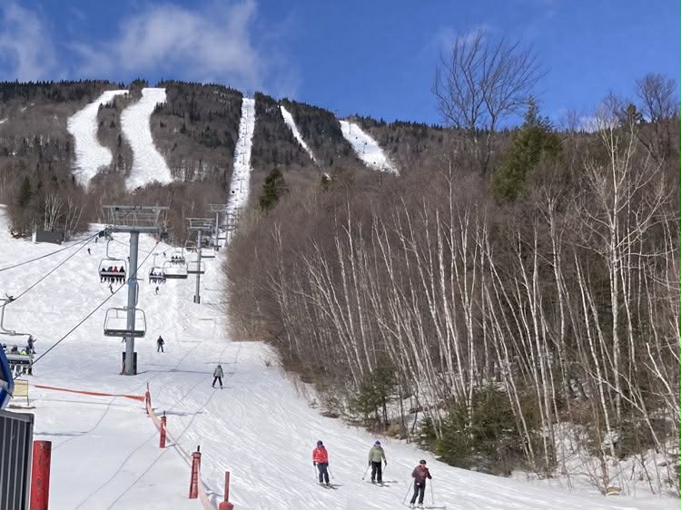 Mont Sainte-Anne - Encore une très bonne couverture de neige Mont Sainte-Anne - Encore une très bonne couverture de neige